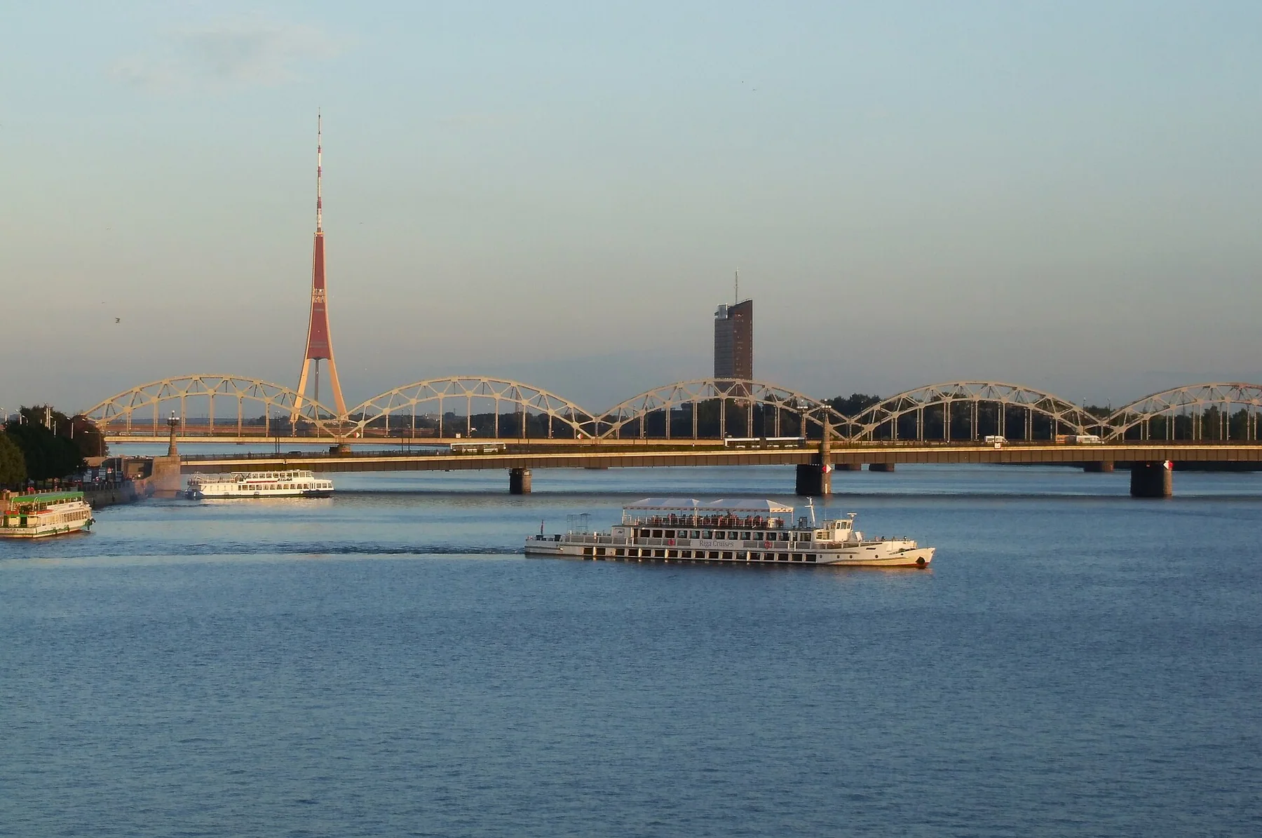 Вид на Даугаву вверх по течению с Каменного моста в Риге летом 2011 года
