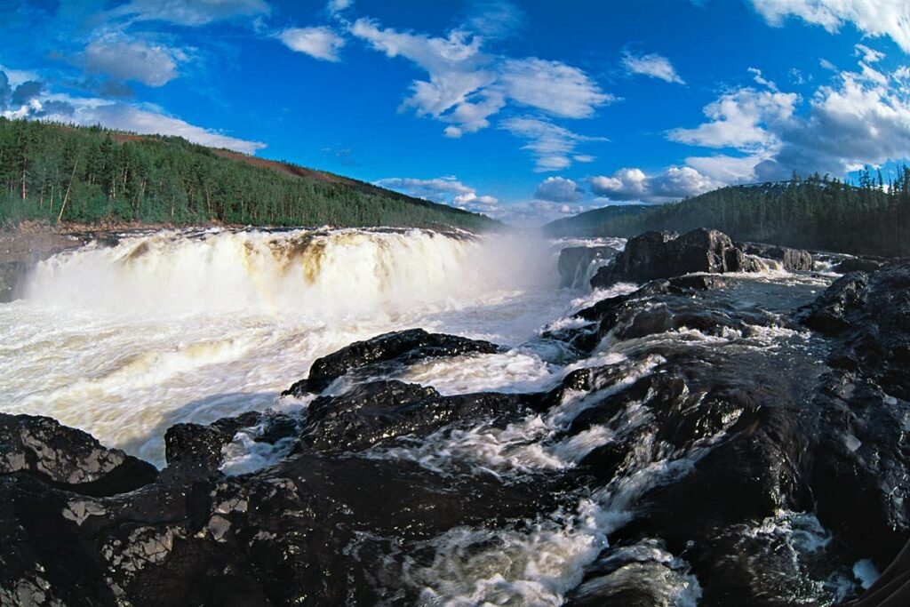 Большой Курейский водопад на реке Курейке